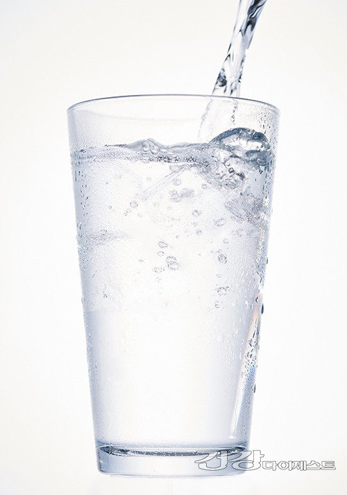 [물박사 워터맨의 물 이야기] 여름에 시원한 물 한 잔은…최고의 보약